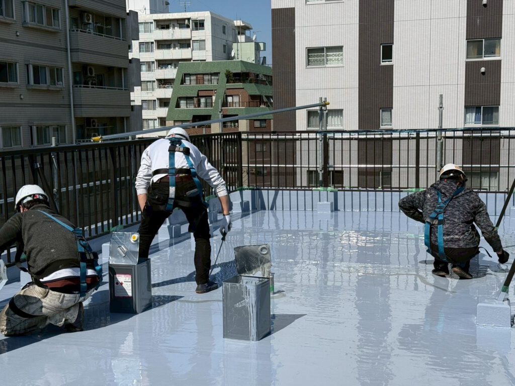 ウレタン防水を行う従業員
